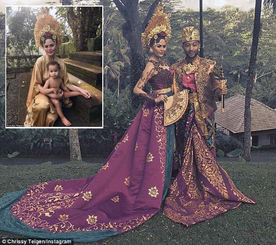 Chrissy Teigen dan John Legend Akhiri Liburan di Bali dengan Busana Tradisional